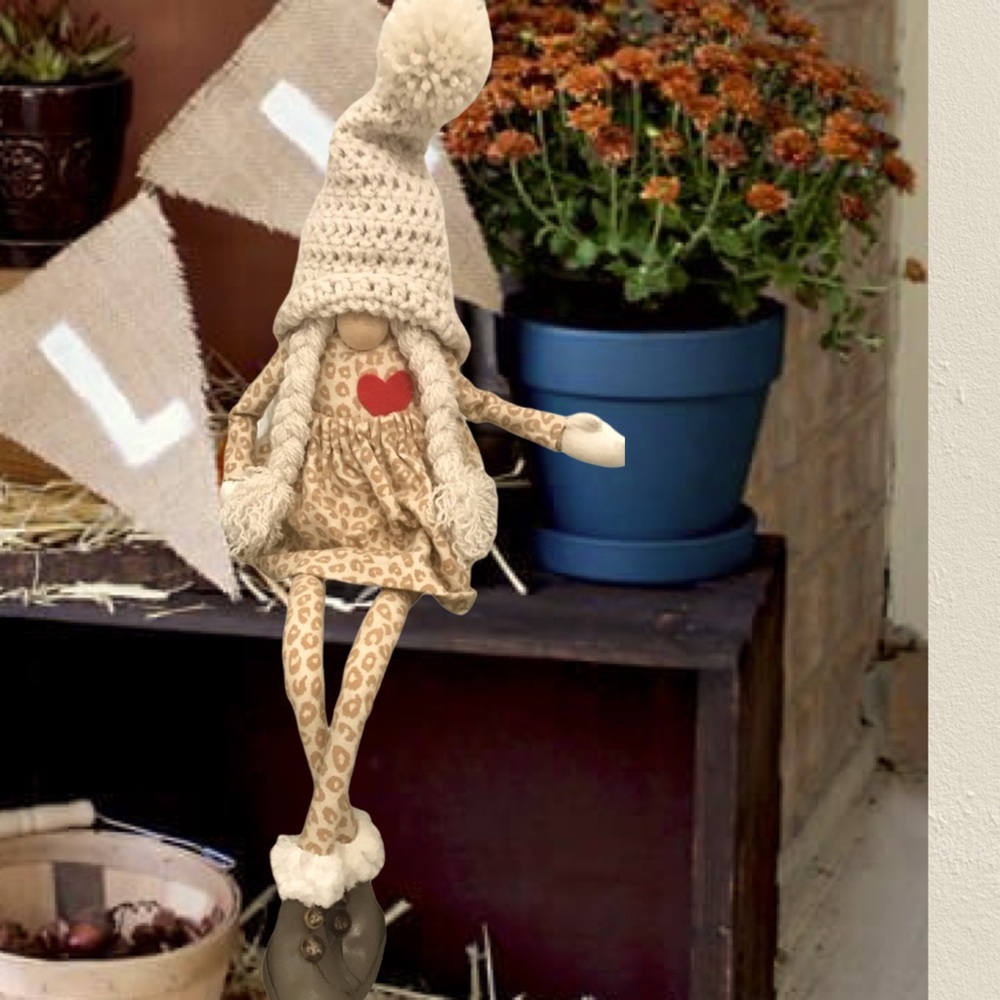 Gnome shelf sitter with braids and heart